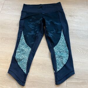 Lululemon size 6 Blue Patterned Cropped Leggings